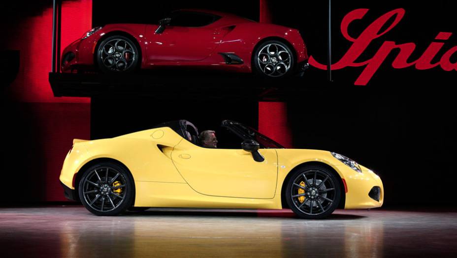 Alfa Romeo 4C Spider | <a href="https://preprod.quatrorodas.abril.com.br/noticias/saloes/detroit-2015/alfa-romeo-4c-spider-surge-detroit-824361.shtml" rel="migration">Leia mais</a> | <a href="https://preprod.quatrorodas.abril.com.br/galerias/saloes/detroit-2015/direto-detroit-parte-2-825561." rel="migration"></a>