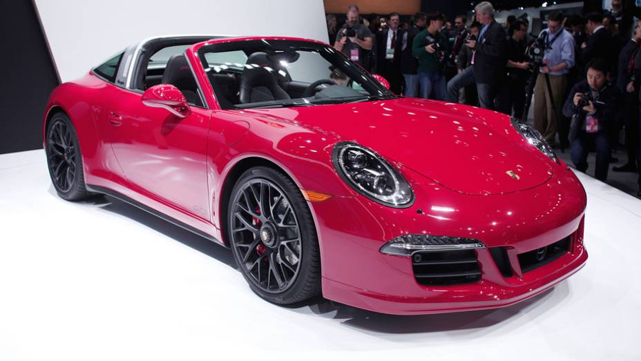 Porsche 911 Targa 4 GTS | <a href="https://preprod.quatrorodas.abril.com.br/noticias/saloes/detroit-2015/porsche-911-targa-4-gts-revelado-824800.shtml" rel="migration">Leia mais</a> | <a href="https://preprod.quatrorodas.abril.com.br/galerias/saloes/detroit-2015/direto-detroit-parte-2-825561" rel="migration"></a>