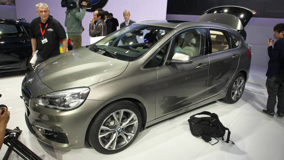 BMW Série 2 Active Tourer | <a href="https://preprod.quatrorodas.abril.com.br/noticias/saloes/genebra-2014/bmw-mostra-serie-2-active-tourer-completo-773485.shtml" rel="migration">Leia mais</a>| <a href="https://preprod.quatrorodas.abril.com.br/galerias/saloes/genebra/2014/direto-genebra-par" rel="migration"></a>