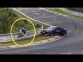 Homem quase é atropelado em Nürburgring