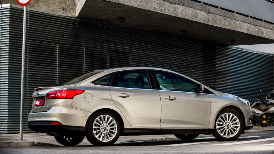 A caída suave da linha do teto em direção à traseira foi a deixa para a adoção do "Fastback", que remete ao mais famoso Mustang | <a href="https://preprod.quatrorodas.abril.com.br/carros/impressoes/ford-focus-fastback-889520.shtml" rel="migration">Leia mais</a>