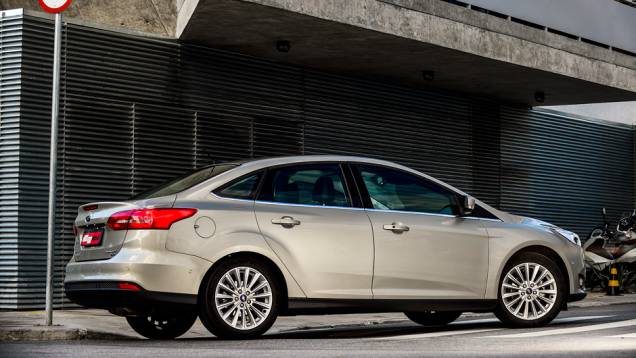A caída suave da linha do teto em direção à traseira foi a deixa para a adoção do "Fastback", que remete ao mais famoso Mustang | <a href="https://preprod.quatrorodas.abril.com.br/carros/impressoes/ford-focus-fastback-889520.shtml" rel="migration">Leia mais</a> A caída suave da linha do teto em direção à traseira foi a deixa para a adoção do "Fastback", que remete ao mais famoso Mustang | <a href="https://preprod.quatrorodas.abril.com.br/carros/impressoes/ford-focus-fastback-889520.shtml" rel="migration">Leia mais</a>