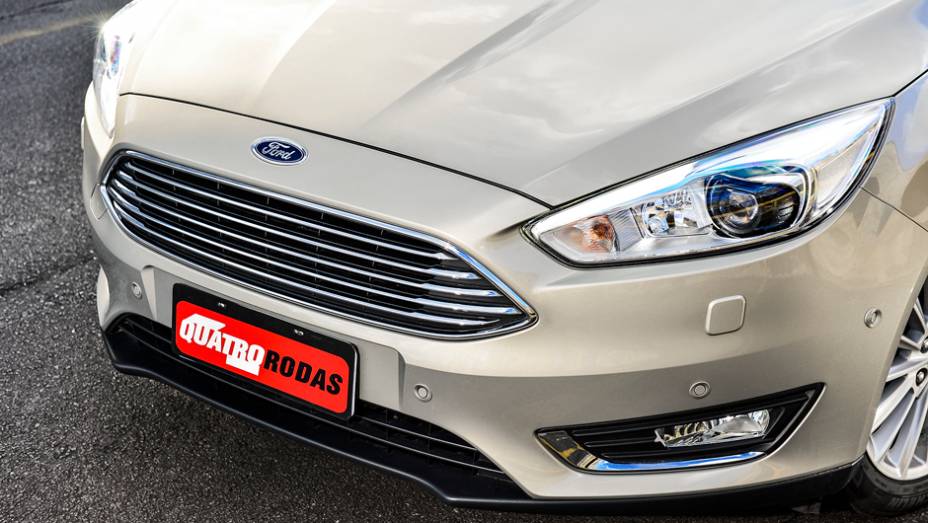 Frente adota a grade ao estilo Aston Martin e fez bem ao carro, cujo visual geral ficou mais esportivo e atraente | <a href="https://preprod.quatrorodas.abril.com.br/carros/impressoes/ford-focus-fastback-889520.shtml" rel="migration">Leia mais</a>