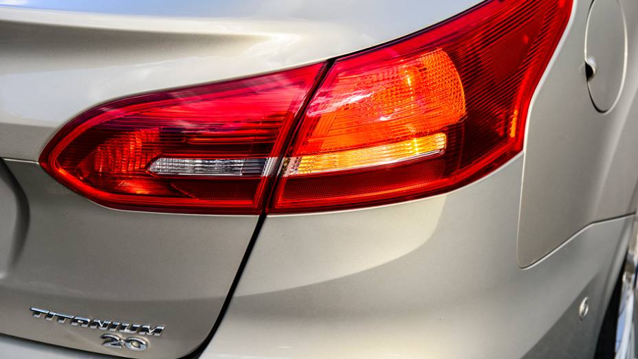 Na reestiliza&ccedil;&atilde;o, as lanternas mantiveram o mesmo formato, mas ganharam nova disposi&ccedil;&atilde;o de luzes | <a href="https://preprod.quatrorodas.abril.com.br/carros/impressoes/ford-focus-fastback-889520.shtml" rel="migration">Leia mais</a>
