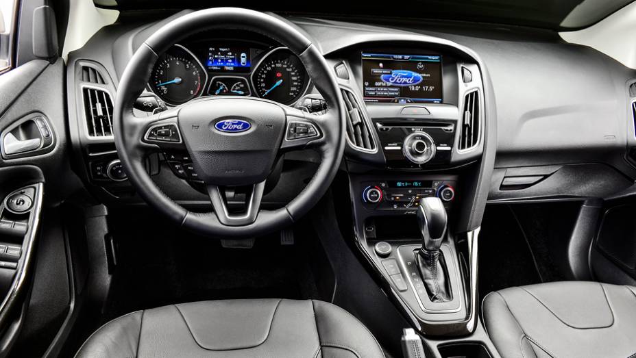 Sem plástico duro: painel é emborrachado em toda sua extensão e é agradável ao toque | <a href="https://preprod.quatrorodas.abril.com.br/carros/impressoes/ford-focus-fastback-889520.shtml" rel="migration">Leia mais</a>