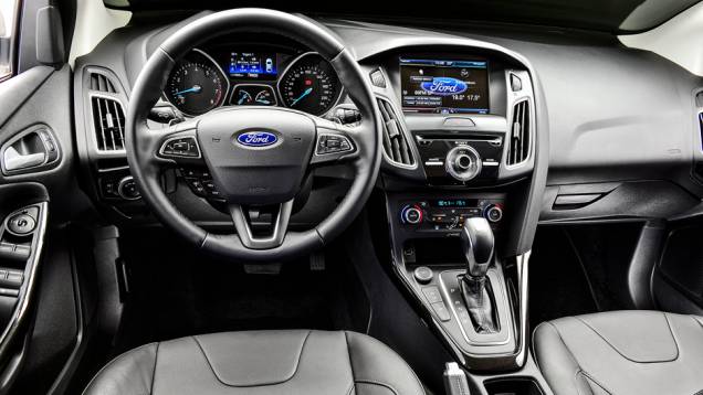 Sem plástico duro: painel é emborrachado em toda sua extensão e é agradável ao toque | <a href="https://preprod.quatrorodas.abril.com.br/carros/impressoes/ford-focus-fastback-889520.shtml" rel="migration">Leia mais</a> Sem plástico duro: painel é emborrachado em toda sua extensão e é agradável ao toque | <a href="https://preprod.quatrorodas.abril.com.br/carros/impressoes/ford-focus-fastback-889520.shtml" rel="migration">Leia mais</a>