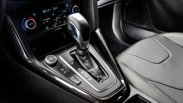 Câmbio automatizado de dupla embreagem tem trocas rápidas e suaves; a partir da versão Titanium, motorista pode trocar marchas no volante | <a href="https://preprod.quatrorodas.abril.com.br/carros/impressoes/ford-focus-fastback-889520.shtml" rel="migration">Leia mais</a> Câmbio automatizado de dupla embreagem tem trocas rápidas e suaves; a partir da versão Titanium, motorista pode trocar marchas no volante | <a href="https://preprod.quatrorodas.abril.com.br/carros/impressoes/ford-focus-fastback-889520.shtml" rel="migration">Leia mais</a>