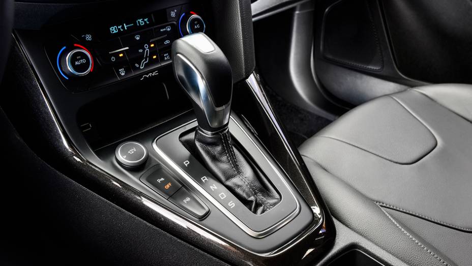 C&acirc;mbio automatizado de dupla embreagem tem trocas r&aacute;pidas e suaves; a partir da vers&atilde;o Titanium, motorista pode trocar marchas no volante | <a href="https://preprod.quatrorodas.abril.com.br/carros/impressoes/ford-focus-fastback-889520.shtml" rel="migration">Leia mais</a>