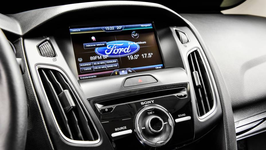 ... Além de tela sensível ao toque de 8 polegadas com GPS e sistema de som da Sony com 9 alto-falantes | <a href="https://preprod.quatrorodas.abril.com.br/carros/impressoes/ford-focus-fastback-889520.shtml" rel="migration">Leia mais</a>