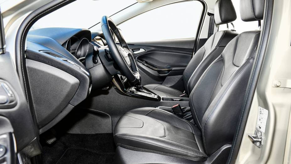 Regulagem el&eacute;trica do banco do motorista &eacute; exclusiva da vers&atilde;o Titanium Plus | <a href="https://preprod.quatrorodas.abril.com.br/carros/impressoes/ford-focus-fastback-889520.shtml" rel="migration">Leia mais</a>