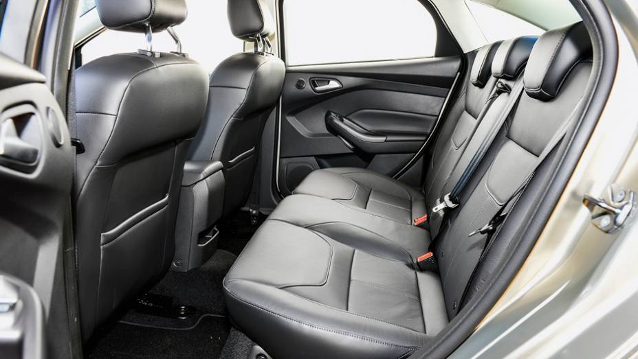 Quem tem mais de 1,80 metro n&atilde;o fica muito confort&aacute;vel: espa&ccedil;o no banco traseiro n&atilde;o &eacute; dos mais generosos | <a href="https://preprod.quatrorodas.abril.com.br/carros/impressoes/ford-focus-fastback-889520.shtml" rel="migration">Leia mais</a>