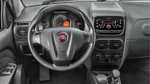 O volante diferenciado e o acabamento mais simples caracterizam as versões de entrada | <a href="https://preprod.quatrorodas.abril.com.br/carros/lancamentos/fiat-palio-weekend-siena-strada-2013-688581.shtml" rel="migration">Leia mais</a> O volante diferenciado e o acabamento mais simples caracterizam as versões de entrada | <a href="https://preprod.quatrorodas.abril.com.br/carros/lancamentos/fiat-palio-weekend-siena-strada-2013-688581.shtml" rel="migration">Leia mais</a>