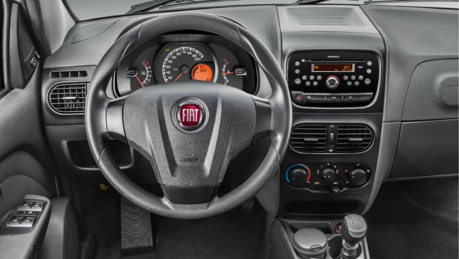 O volante diferenciado e o acabamento mais simples caracterizam as vers&otilde;es de entrada | <a href="https://preprod.quatrorodas.abril.com.br/carros/lancamentos/fiat-palio-weekend-siena-strada-2013-688581.shtml" rel="migration">Leia mais</a>