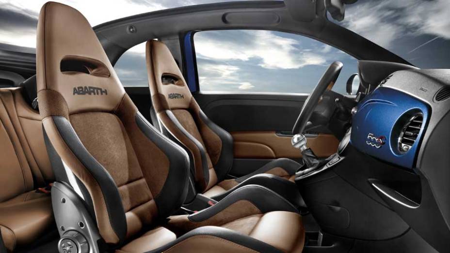 Bancos concha são feitos de fibra de carbono e revestidos em couro Bancos concha são feitos de fibra de carbono e revestidos em couro