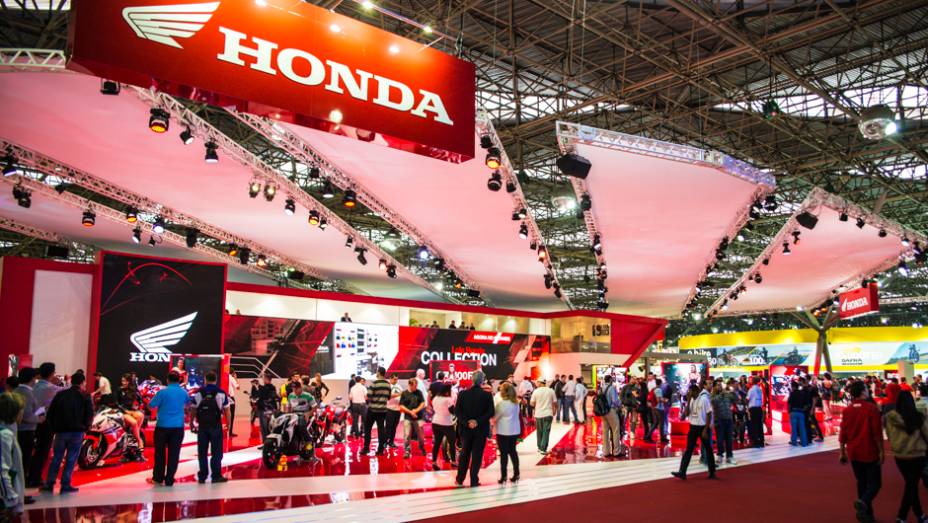 Estande da Honda no Salão Duas Rodas 2013 | <a href="https://preprod.quatrorodas.abril.com.br/moto/noticias/honda-investe-modelos-500cc-756399.shtml" rel="migration">Leia mais</a>