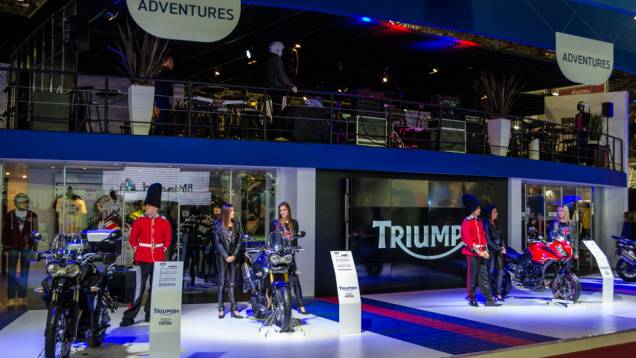Estande da Triumph no Salão Duas Rodas 2013 | <a href="https://preprod.quatrorodas.abril.com.br/moto/noticias/triumph-revela-lancamentos-salao-duas-rodas-756393.shtml" rel="migration">Leia mais</a> Estande da Triumph no Salão Duas Rodas 2013 | <a href="https://preprod.quatrorodas.abril.com.br/moto/noticias/triumph-revela-lancamentos-salao-duas-rodas-756393.shtml" rel="migration">Leia mais</a>