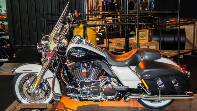Estande da Harley-Davidson no Salão Duas Rodas 2013 - Nova Road King Classic| <a href="https://preprod.quatrorodas.abril.com.br/moto/noticias/harley-davidson-tres-novidades-ao-salao-duas-rodas-756391.shtml" rel="migration">Leia mais</a> Estande da Harley-Davidson no Salão Duas Rodas 2013 - Nova Road King Classic| <a href="https://preprod.quatrorodas.abril.com.br/moto/noticias/harley-davidson-tres-novidades-ao-salao-duas-rodas-756391.shtml" rel="migration">Leia mais</a>