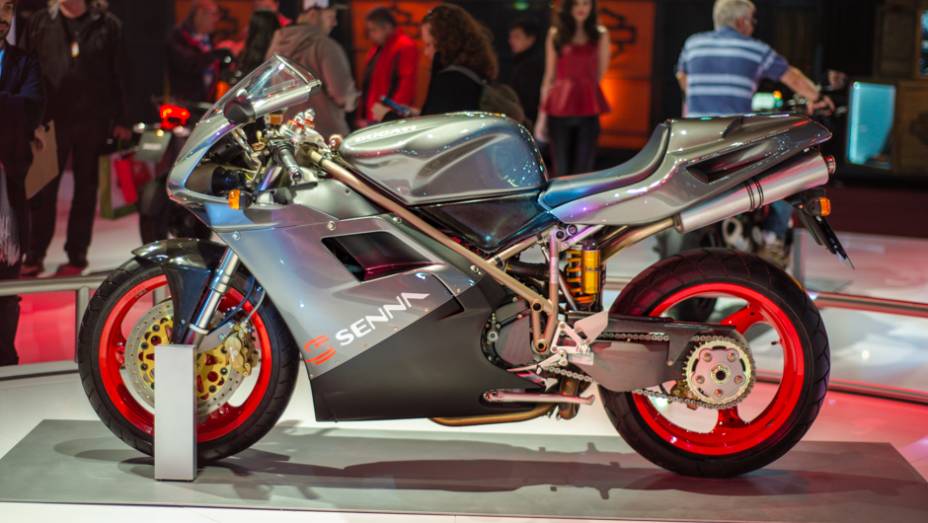Ducati 916 Senna no Salão Duas Rodas 2013 | <a href="https://preprod.quatrorodas.abril.com.br/moto/noticias/ducati-revela-1199-panigale-s-senna-salao-duas-rodas-756467.shtml" rel="migration">Leia mais</a>