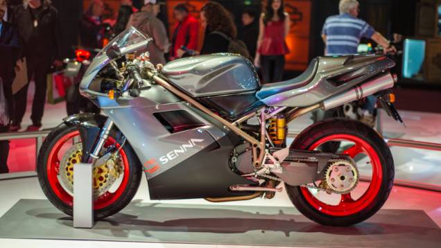 Ducati 916 Senna no Salão Duas Rodas 2013 | <a href="https://preprod.quatrorodas.abril.com.br/moto/noticias/ducati-revela-1199-panigale-s-senna-salao-duas-rodas-756467.shtml" rel="migration">Leia mais</a> Ducati 916 Senna no Salão Duas Rodas 2013 | <a href="https://preprod.quatrorodas.abril.com.br/moto/noticias/ducati-revela-1199-panigale-s-senna-salao-duas-rodas-756467.shtml" rel="migration">Leia mais</a>