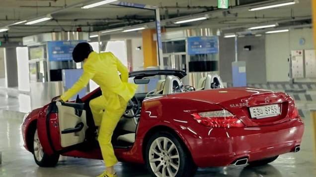 Eeee, sexy lady... Gangnam Style quebrou recordes de acesso no Youtube. E, se você não reparou, repare: esta bela Mercedes-Benz SLK 200 aparece no clipe. Eeee, sexy lady... Gangnam Style quebrou recordes de acesso no Youtube. E, se você não reparou, repare: esta bela Mercedes-Benz SLK 200 aparece no clipe.