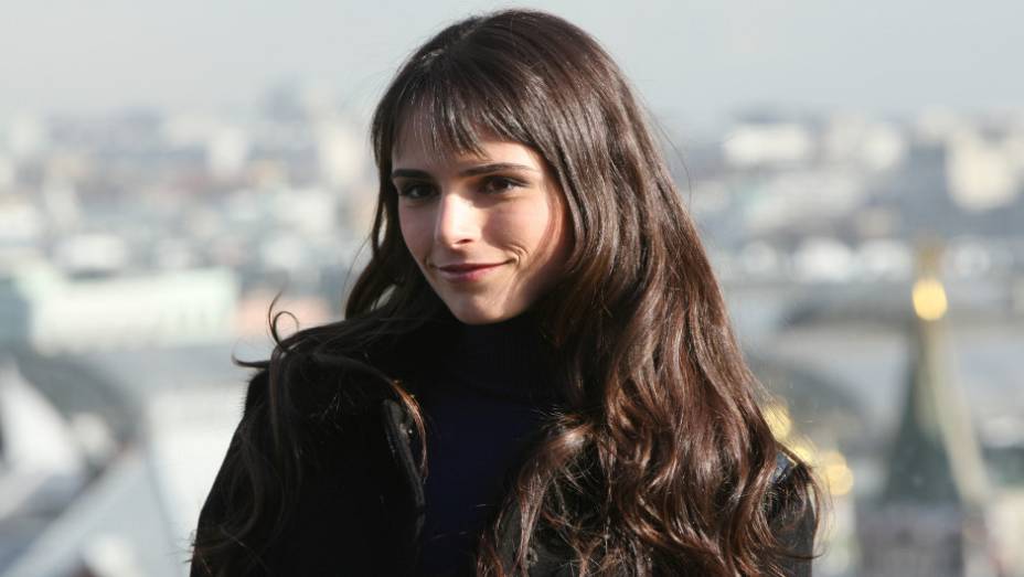 Jordana Brewster: filha de mãe brasileira, ela viveu quatro anos por aqui e fala português; interpreta Mia, irmã de Dom, nos filmes 1, 4, 5, 6 e 7 | <a href="https://preprod.quatrorodas.abril.com.br/galerias/especiais/carros-velozes-furiosos-7-852417.shtml" target="_blank" rel="migration"></a>