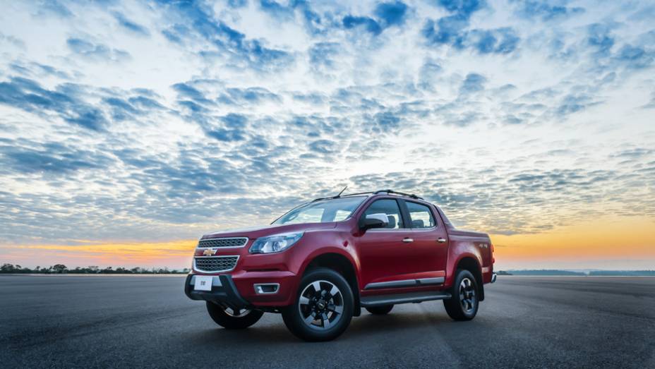 Modelo usa motor 2.8 turbodiesel, câmbio automático de seis marchas e tem tração 4x4 - <a href="https://preprod.quatrorodas.abril.com.br/carros/impressoes/chevrolet-s10-high-country-885162.shtml" rel="migration">Leia mais</a>