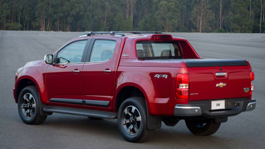 Santantonio exclusivo alonga visualmente a cabine e dá um perfil mais elevado à caçamba - <a href="https://preprod.quatrorodas.abril.com.br/carros/impressoes/chevrolet-s10-high-country-885162.shtml" rel="migration">Leia mais</a>