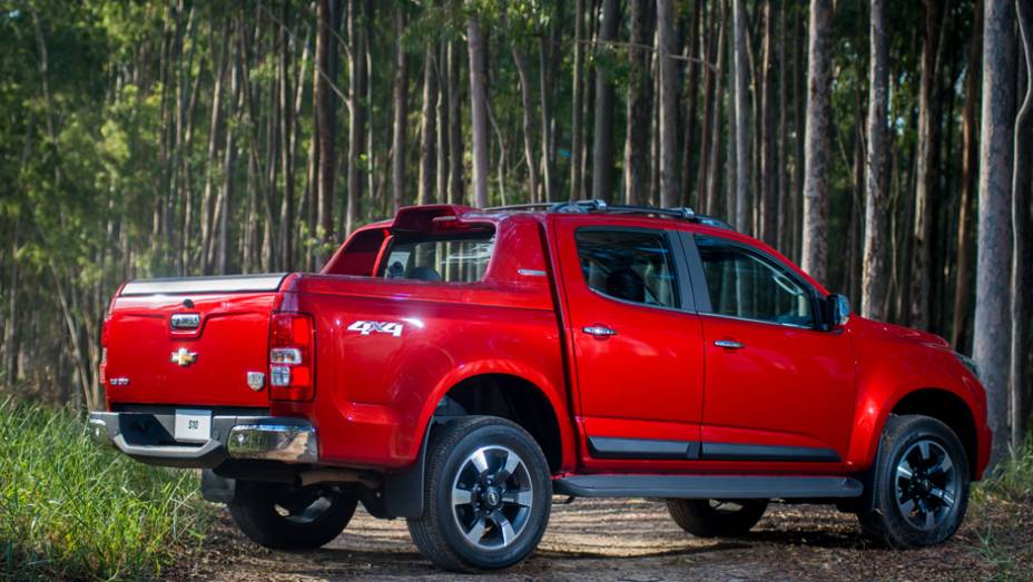 Versão tem rack de teto, rodas 18 usinadas e detalhes cromados exclusivos - <a href="https://preprod.quatrorodas.abril.com.br/carros/impressoes/chevrolet-s10-high-country-885162.shtml" rel="migration">Leia mais</a>