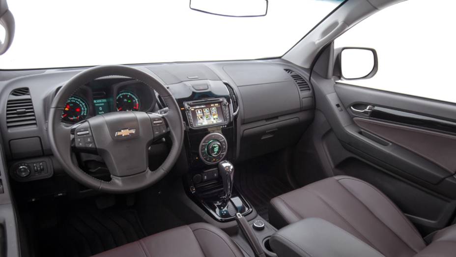 Interior da versão adota o padrão da SUV Trailblazer, com couro ecológico e costura prespontada - <a href="https://preprod.quatrorodas.abril.com.br/carros/impressoes/chevrolet-s10-high-country-885162.shtml" rel="migration">Leia mais</a>