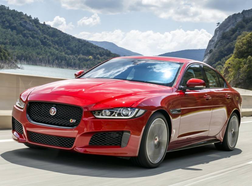 <strong>Jaguar XE –</strong> O menor sedã da Jaguar <a href="https://preprod.quatrorodas.abril.com.br/materia/jaguar-xe-desembarca-brasil-r-169-900-896966/" rel="desembarcou oficialmente no Brasil" target="_blank">desembarcou oficialmente no Brasil</a> para brigar com BMW Série 3, Mercedes Classe C e Audi A4. O XE  tem versões 2.0 turbo de 240 cv e V6 3.0 de 340 cv. 