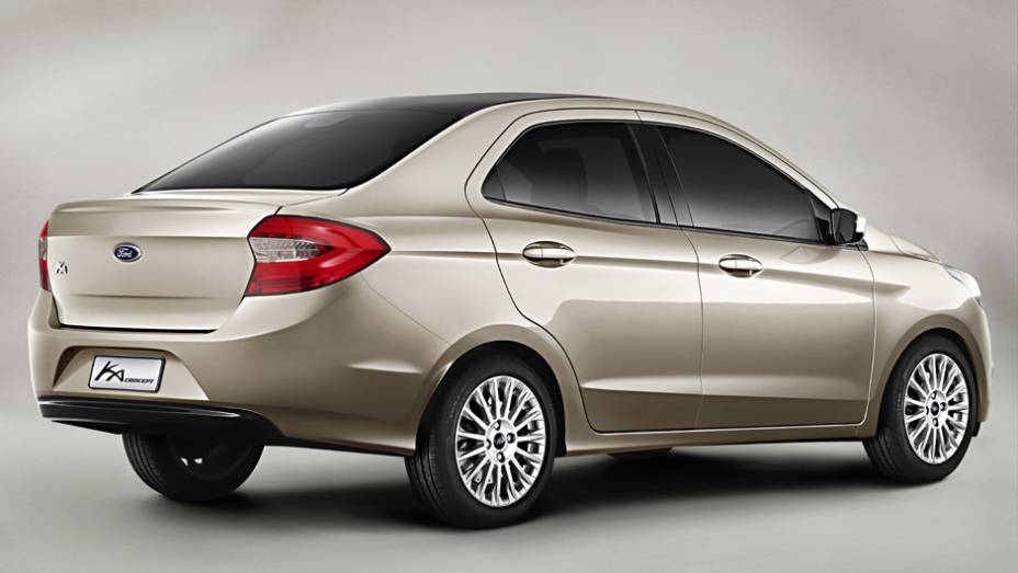 A traseira tem tra&ccedil;os parecidos com os do Ka hatch, mas h&aacute; quem note semelhan&ccedil;as com o Chevrolet Prisma | <a href="https://preprod.quatrorodas.abril.com.br/noticias/fabricantes/ford-divulga-imagens-oficiais-novo-ka-sedan-772215.shtml" rel="migration">Leia mais</a>