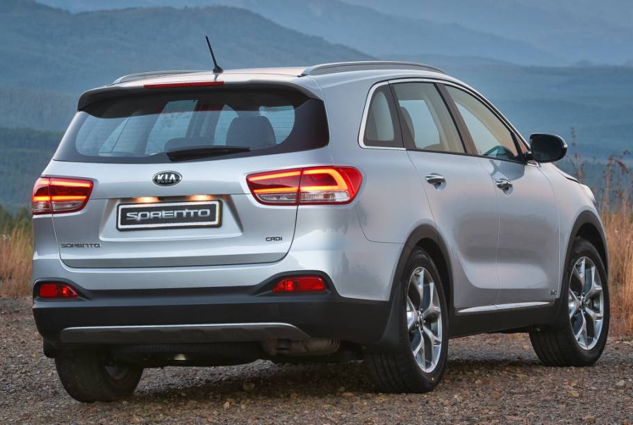 <strong>Kia Sorento</strong> &ndash; A nova gera&ccedil;&atilde;o do utilit&aacute;rio s<a href="https://preprod.quatrorodas.abril.com.br/materia/kia-traz-terceira-geracao-sorento-grand-carnival-ao-brasil-909760" rel="chegou ao pa&iacute;s em vers&atilde;o &uacute;nica" target="_blank">chegou ao pa&iacute;s em vers&atilde;o &uacute;nica</a>, exclusivamente com tra&ccedil;&atilde;o 4x2 e motor V6 3.3 de 270 cv. Ficou maior, mais moderno e mais caro em rela&ccedil;&atilde;o ao anterior.