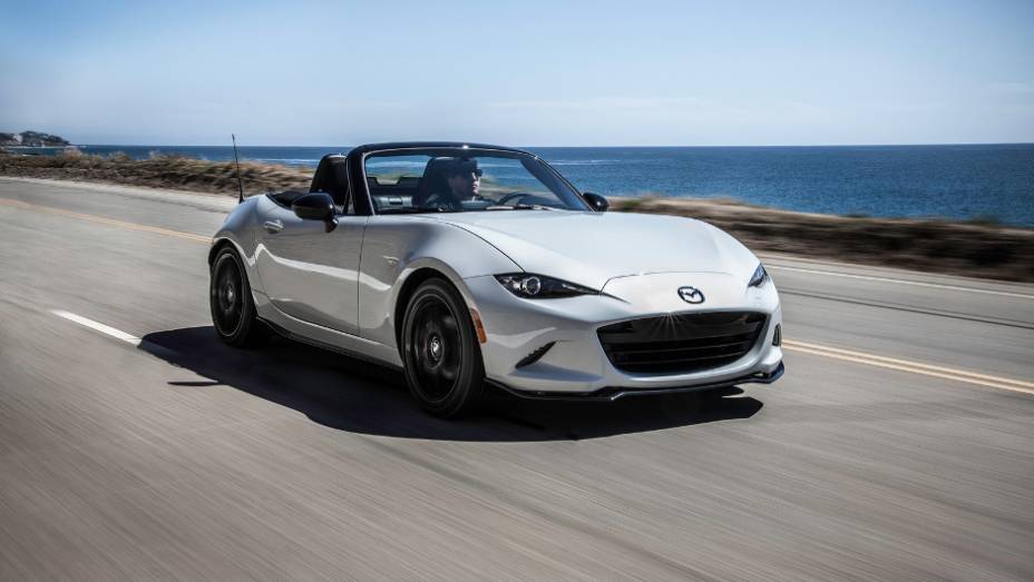 Roadster oferece deslizamento de diferencial limitado e transmissão SKYACTIV-MT manual de seis velocidades | <a href="https://preprod.quatrorodas.abril.com.br/noticias/saloes/new-york-2015/mazda-divulga-novo-mx-5-miata-club-852338.shtml" rel="migration">Leia mais</a>