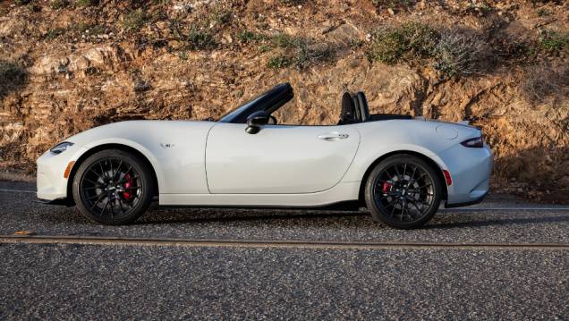 Modelo pesa 1057 kg e 68 kg a menos do que o antecessor | <a href="https://preprod.quatrorodas.abril.com.br/noticias/saloes/new-york-2015/mazda-divulga-novo-mx-5-miata-club-852338.shtml" rel="migration">Leia mais</a> Modelo pesa 1057 kg e 68 kg a menos do que o antecessor | <a href="https://preprod.quatrorodas.abril.com.br/noticias/saloes/new-york-2015/mazda-divulga-novo-mx-5-miata-club-852338.shtml" rel="migration">Leia mais</a>