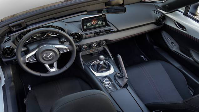 Versão topo de linha apresenta monitor toucscreen de 7 polegadas, sistema multimídia e navegação via satélite | <a href="https://preprod.quatrorodas.abril.com.br/noticias/saloes/new-york-2015/mazda-divulga-novo-mx-5-miata-club-852338.shtml" rel="migration">Leia mais</a> Versão topo de linha apresenta monitor toucscreen de 7 polegadas, sistema multimídia e navegação via satélite | <a href="https://preprod.quatrorodas.abril.com.br/noticias/saloes/new-york-2015/mazda-divulga-novo-mx-5-miata-club-852338.shtml" rel="migration">Leia mais</a>