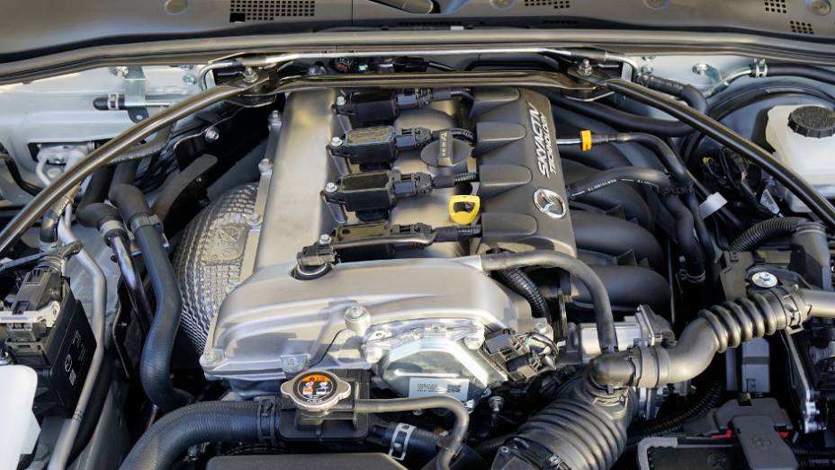 Modelo é equipado com o motor SKYACTIV-G 2.0 litros | <a href="https://preprod.quatrorodas.abril.com.br/noticias/saloes/new-york-2015/mazda-divulga-novo-mx-5-miata-club-852338.shtml" rel="migration">Leia mais</a>