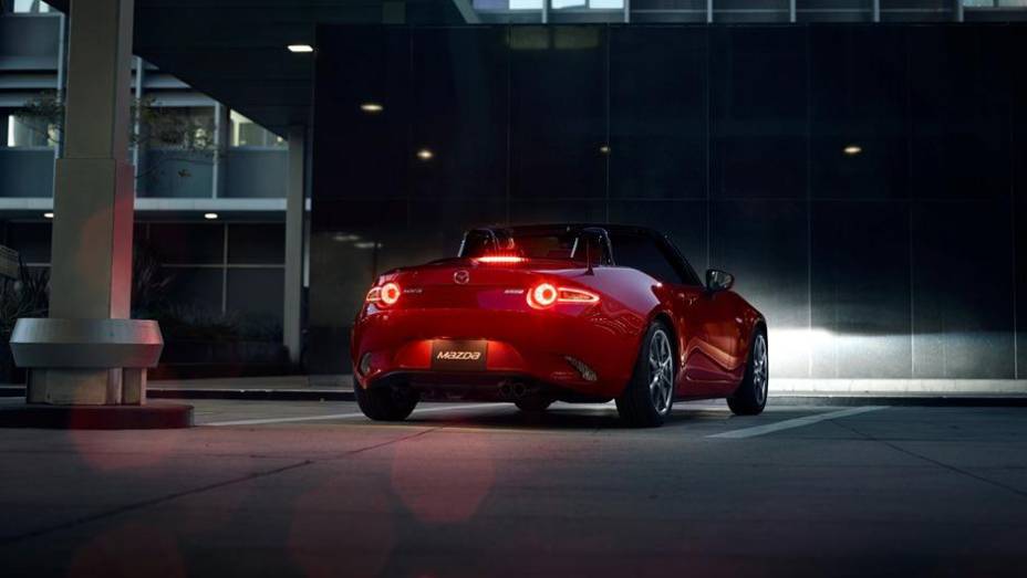 Mazda MX-5 2015 chega aos Estados Unidos | <a href="https://preprod.quatrorodas.abril.com.br/noticias/saloes/losangeles-2014/mazda-mx-5-chega-aos-estados-unidos-816114.shtml" rel="migration">Leia mais</a>