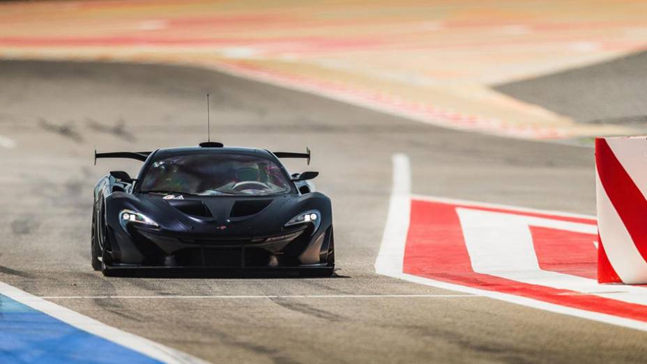 Modelo de performance traz elementos oriundos da F1 | <a href="https://preprod.quatrorodas.abril.com.br/noticias/fabricantes/mclaren-revela-gtr-p1-volante-f1-807366.shtmll" rel="migration">Leia mais</a>