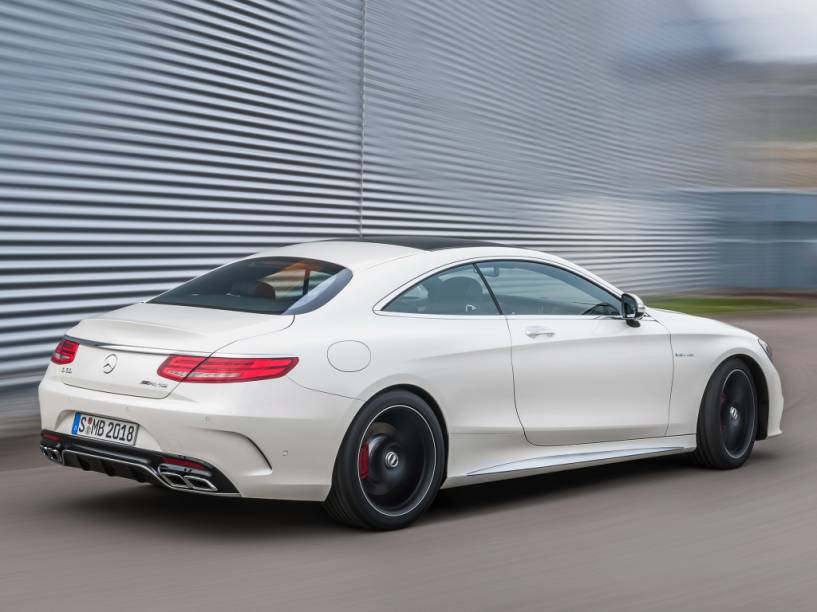 <strong>Mercedes-AMG S 63 Coupé</strong> – O<a href="https://preprod.quatrorodas.abril.com.br/materia/mercedes-benz-s-63-amg-coupe-906380" rel="o cupê mais luxuoso da marca" target="_blank"> cupê mais luxuoso da marca</a> foi apresentado ao Brasil em sua configuração AMG. Com direito a cristais Swarovsky nos faróis, tem 585 cv de potência vindos do motor V8 5.5.