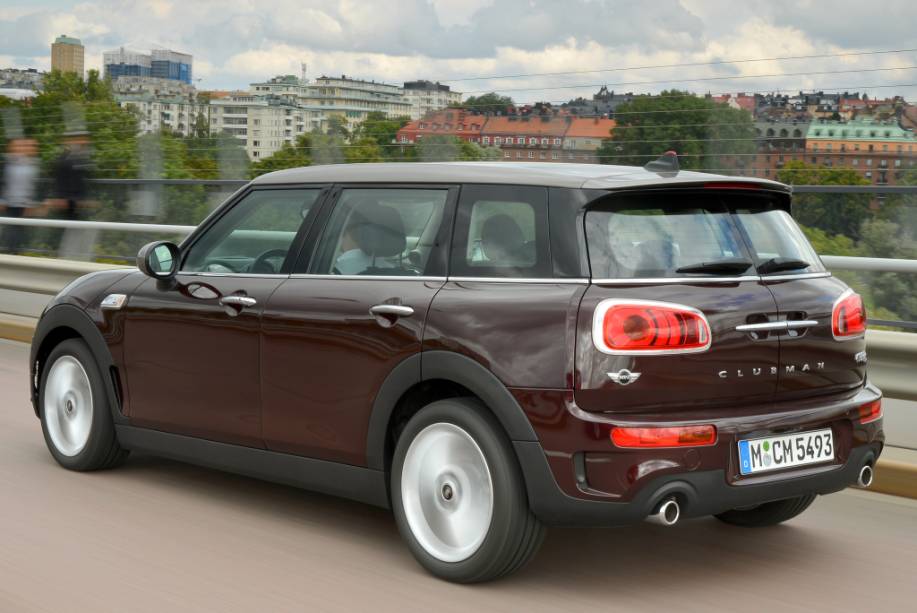 <strong>Mini Clubman</strong> – <a href="https://preprod.quatrorodas.abril.com.br/materia/mini-clubman-quebrador-tradicoes-chega-ao-brasil-r-179-950-924680" rel="O maior Mini já produzido chegou ao Brasil" target="_blank">O maior Mini já produzido chegou ao Brasil</a>. Com seis portas, a “perua” é vendida em versão única S com motor 2.0 turbo de 192 cv de potência e câmbio automático de oito marchas. 