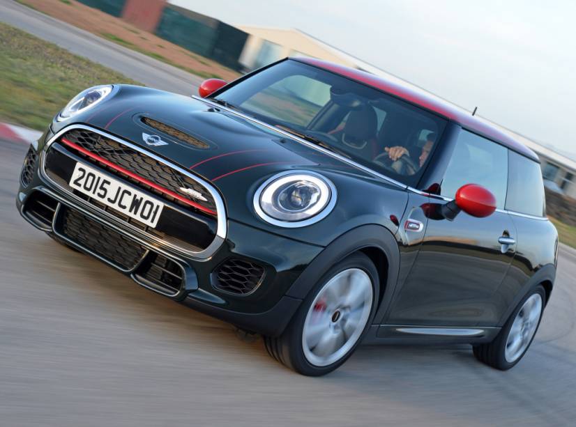 <strong>Mini John Cooper Works</strong> – <a href="https://preprod.quatrorodas.abril.com.br/materia/mini-cooper-john-cooper-works-912980/" rel="A versão mais apimentada do hatch" target="_blank">A versão mais apimentada do hatch</a> mostrou aos brasileiros que não é esportivo apenas na aparência: o motor 2.0 turbo de 231 cv o leva de 0 a 100 km/h em 6,2 segundos. 