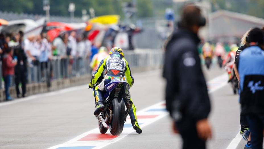 Tempo instável fez pilotos trocarem de motos durante a corrida | <a href="https://preprod.quatrorodas.abril.com.br/moto/noticias/pela-oitava-vez-consecutiva-vitoria-marquez-motogp-787522.shtml" rel="migration">Leia mais</a>