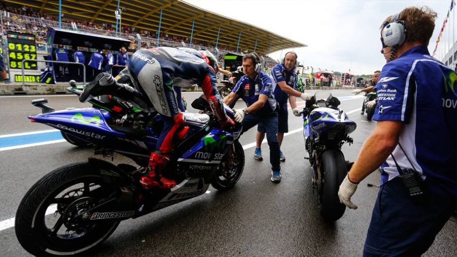 Tempo instável fez pilotos trocarem de motos durante a corrida | <a href="https://preprod.quatrorodas.abril.com.br/moto/noticias/pela-oitava-vez-consecutiva-vitoria-marquez-motogp-787522.shtml" rel="migration">Leia mais</a>