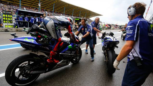 Tempo instável fez pilotos trocarem de motos durante a corrida | <a href="https://preprod.quatrorodas.abril.com.br/moto/noticias/pela-oitava-vez-consecutiva-vitoria-marquez-motogp-787522.shtml" rel="migration">Leia mais</a> Tempo instável fez pilotos trocarem de motos durante a corrida | <a href="https://preprod.quatrorodas.abril.com.br/moto/noticias/pela-oitava-vez-consecutiva-vitoria-marquez-motogp-787522.shtml" rel="migration">Leia mais</a>