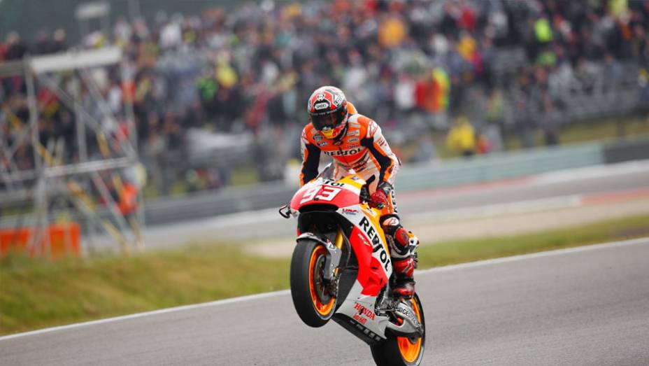 Márquez, oito vitórias no ano | <a href="https://preprod.quatrorodas.abril.com.br/moto/noticias/pela-oitava-vez-consecutiva-vitoria-marquez-motogp-787522.shtml" rel="migration">Leia mais</a>