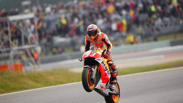 Márquez, oito vitórias no ano | <a href="https://preprod.quatrorodas.abril.com.br/moto/noticias/pela-oitava-vez-consecutiva-vitoria-marquez-motogp-787522.shtml" rel="migration">Leia mais</a> Márquez, oito vitórias no ano | <a href="https://preprod.quatrorodas.abril.com.br/moto/noticias/pela-oitava-vez-consecutiva-vitoria-marquez-motogp-787522.shtml" rel="migration">Leia mais</a>