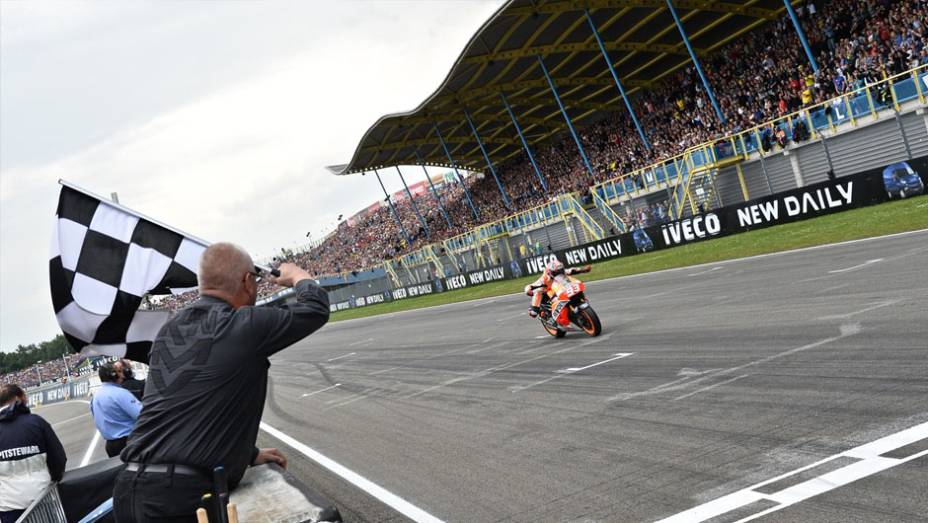 Marc cruza a linha de chegada! | <a href="https://preprod.quatrorodas.abril.com.br/moto/noticias/pela-oitava-vez-consecutiva-vitoria-marquez-motogp-787522.shtml" rel="migration">Leia mais</a>