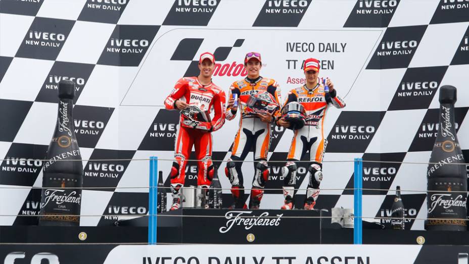 Pódio em Assen, na Holanda | <a href="https://preprod.quatrorodas.abril.com.br/moto/noticias/pela-oitava-vez-consecutiva-vitoria-marquez-motogp-787522.shtml" rel="migration">Leia mais</a>