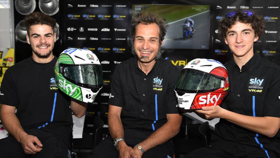 Capacetes novos da equipe Sky Racing Team | <a href="https://preprod.quatrorodas.abril.com.br/moto/noticias/marc-marquez-mantem-regularidade-pole-mugello-784738.shtml" rel="migration">Leia mais</a> Capacetes novos da equipe Sky Racing Team | <a href="https://preprod.quatrorodas.abril.com.br/moto/noticias/marc-marquez-mantem-regularidade-pole-mugello-784738.shtml" rel="migration">Leia mais</a>