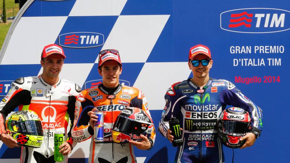 Os três primeiros no grid de largada para a MotoGP em Mugello | <a href="https://preprod.quatrorodas.abril.com.br/moto/noticias/marc-marquez-mantem-regularidade-pole-mugello-784738.shtml" rel="migration">Leia mais</a>